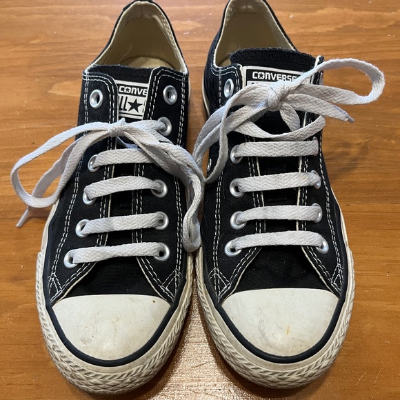 Women’s size 7 Black Low Top Converse Shoes - Picture 1 of 3